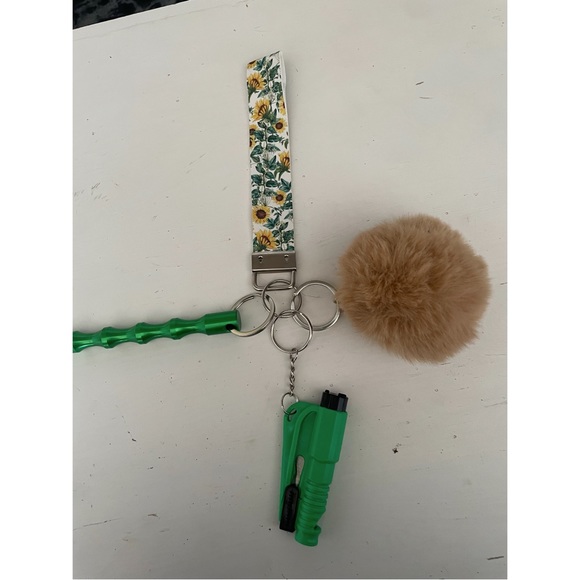 Keychain with accessories - Picture 1 of 8